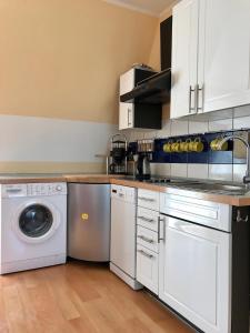 ミエンジズドロイェにあるApartament Onyxのキッチン(洗濯機、食器洗い機付)