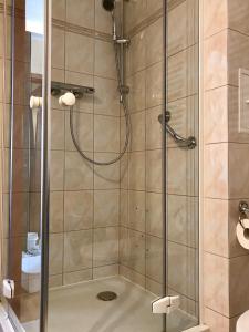 y baño con ducha y puerta de cristal. en Apartament Onyx en Międzyzdroje
