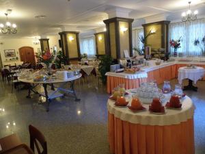 duża sala bankietowa ze stołami i krzesłami w obiekcie Le Nereidi Hotel Residence w mieście La Maddalena