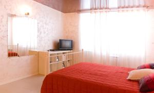 سرير أو أسرّة في غرفة في Apartments on Voykova 6