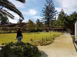 uma mulher a andar pelo passeio num parque em Punta Del Este Excepcional Ubicación em Punta del Este