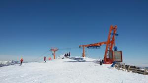 um teleférico no topo de uma montanha coberta de neve em Cabañas Aliwen em Valle Las Trancas