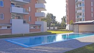 een zwembad voor een gebouw bij Solar Golden Beach Apartments in Siófok