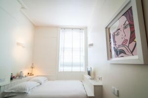Rúm í herbergi á Kellys Hotel