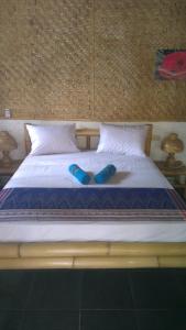 מיטה או מיטות בחדר ב-Tua Tua Keladi Bungalows