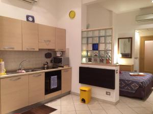 eine Küche mit einer Spüle und einer Arbeitsplatte in der Unterkunft Sweet Apartment in Florence. in Florenz