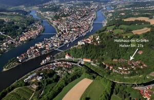 eine Luftansicht einer Stadt neben einem Fluss in der Unterkunft Holzhaus im Grünen B&B in Passau