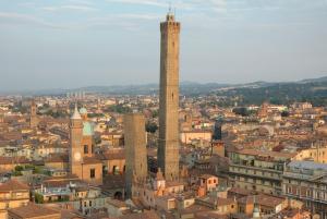 a view of a city with a tall tower at Aduepassidallafiera in Bologna
