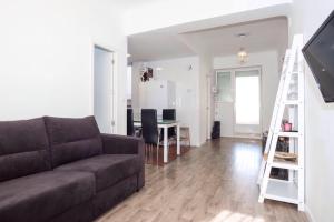 a living room with a couch and a table and a ladder at Apartamento Terraza en Paz in Granada