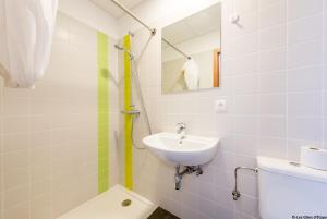 bagno con lavandino, servizi igienici e specchio di Gîte Kaleo Eupen Jugendherberge a Eupen