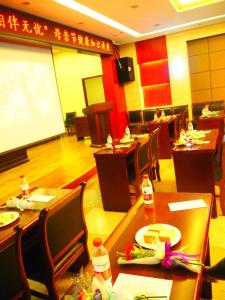 Restoran või mõni muu söögikoht majutusasutuses Dunhuang Gold Dragon Hotel