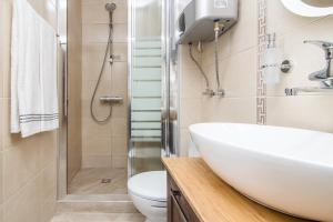 Et badeværelse på The Cozy Apartment + 18 billeder