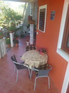 un patio con tavolo e sedie e un balcone di Apartment Gogo a Umag (Umago) Altre 11 foto