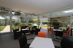 A seating area at Residence Rivachiara (check-in at Hotel Riviera in Viale Rovereto, 95)