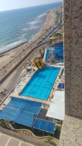 Вид на бассейн в Haifa Beach Apartment или окрестностях