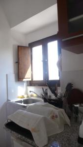 San Valentino in Abruzzo CiterioreにあるDepandance Elvira Basilicoのキッチン(シンク付)、窓2つが備わります。
