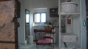 San Valentino in Abruzzo CiterioreにあるDepandance Elvira Basilicoのキッチン(テーブル、椅子付)