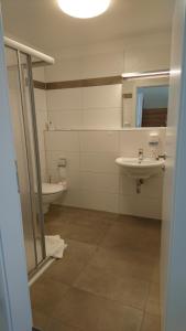 Koupelna v ubytování Jakob Kern Gästehaus im Stift Geras + 40 fotografií