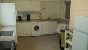 VienenburgにあるGaestehaus Willis -Monteurzimmervermietung-のキッチン(洗濯機、シンク付)