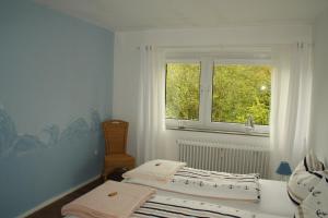 a bedroom with two beds and a window at Frieslands Ferienwohnung in Bockhorn