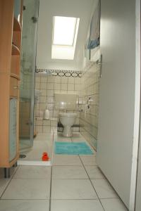 a small bathroom with a toilet and a window at Frieslands Ferienwohnung in Bockhorn +55 photos