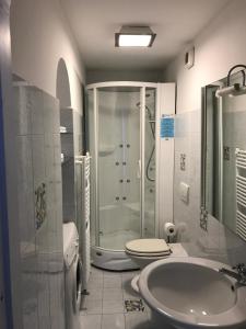 Un baño con ducha, inodoro y lavabo. en Casa Antioco Original, en Positano 12 fotos más