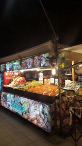 un puesto de comida con mucha comida en exhibición en A101 The Ocean Pearl, en Pattaya South
