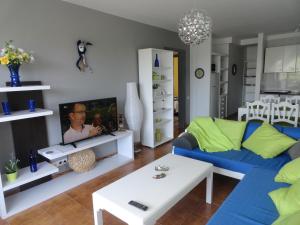 コスタ・テギセにあるApartamento Tahicheのリビングルーム(青いソファ、テレビ付)