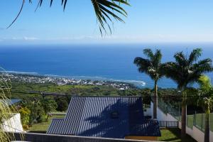 a view of the ocean from a house at Le Bleuet in Saint-Leu