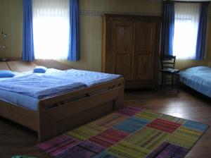 1 dormitorio con cama y alfombra en Hof Bauer, en Zaisenhausen