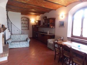 a large living room with a table and chairs at Casale Le Querciole in Castiglione dʼOrcia