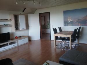 TV a/nebo společenská místnost v ubytování Zur schönen Aussicht