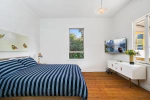 En eller flere senge i et værelse på Paws Up Cottage