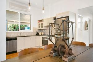 Køkken eller tekøkken på Paws Up Cottage