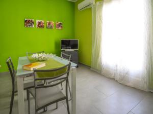 マリーナ・ディ・ラグーザにあるsiciliacasevacanze - Irideの緑の壁のダイニングルーム(テーブル、椅子付)