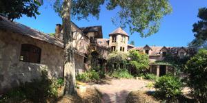 O edifício em que a casa de hóspedes se localiza