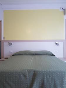 Ένα ή περισσότερα κρεβάτια σε δωμάτιο στο Hotel Mignon 50 MT DALLA SPIAGGIA E DALL'ISOLA PEDONALE