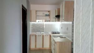 a small kitchen with a sink and a stove at Jakišnica Apartment in Lun