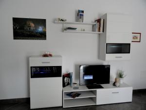 A television and/or entertainment centre at Appartamento Celeste