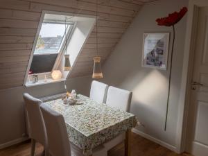 FårvangにあるLottes Bed and Breakfastのダイニングルーム(テーブル、椅子、窓付)