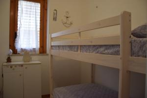 - une chambre avec des lits superposés et une échelle dans l'établissement SeaHome, à Riposto