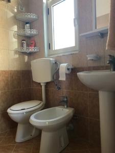 A bathroom at Guroal Holiday House