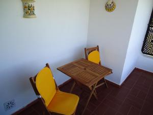 a small table and two chairs in a room at Apartamento em Pedras del Rei in Moncarapacho