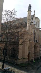 eine alte Kirche mit einem Uhrturm darüber in der Unterkunft Appartement St Martin in Paris