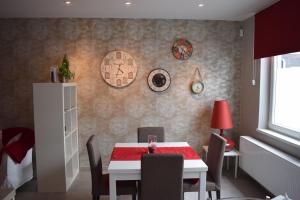 a dining room with a white table and chairs at Au Temps de Spa Le 7 Heures in Spa