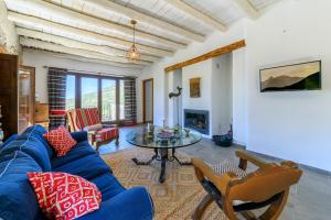 a living room with a blue couch and a table at Casa Cecilia in Bubión