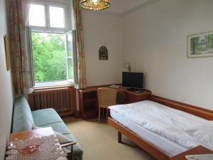A bed or beds in a room at Waldpension Mück