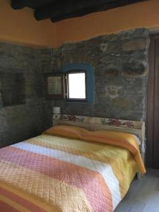 ベヴェリーノにあるCasa Guido 2- La Porta delle 5 Terreの石壁のベッドルーム1室