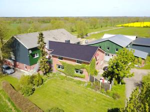una vista aérea de una casa con patio en Ferienhaus Staben, en Eggstedt