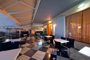 A restaurant or other place to eat at Kleoniki Mare